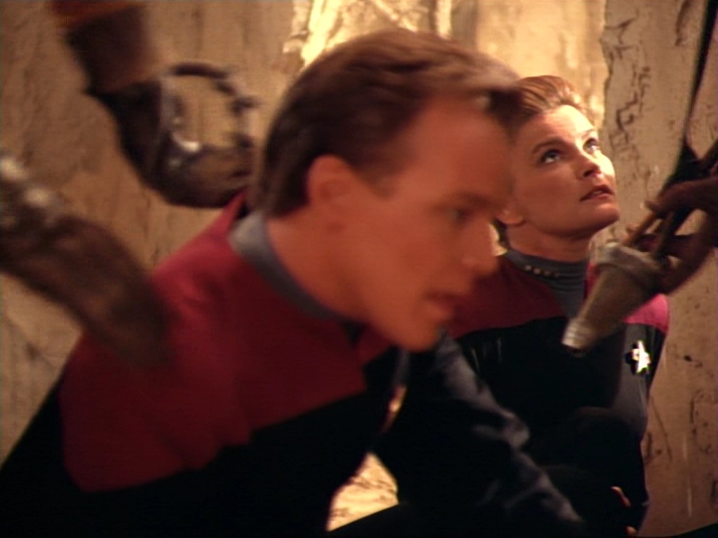 ariane179254_StarTrekVoyager_1x01_1x02-Caretaker_4536.jpg