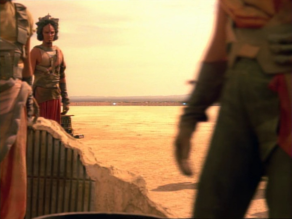 ariane179254_StarTrekVoyager_1x01_1x02-Caretaker_4587.jpg