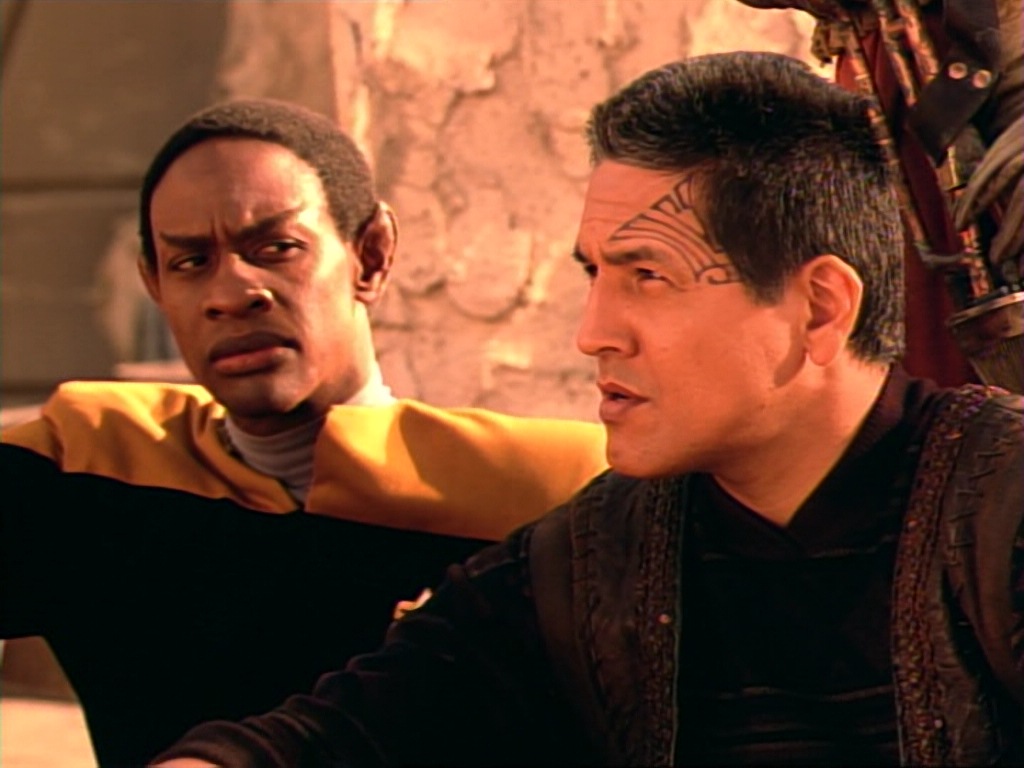ariane179254_StarTrekVoyager_1x01_1x02-Caretaker_4675.jpg