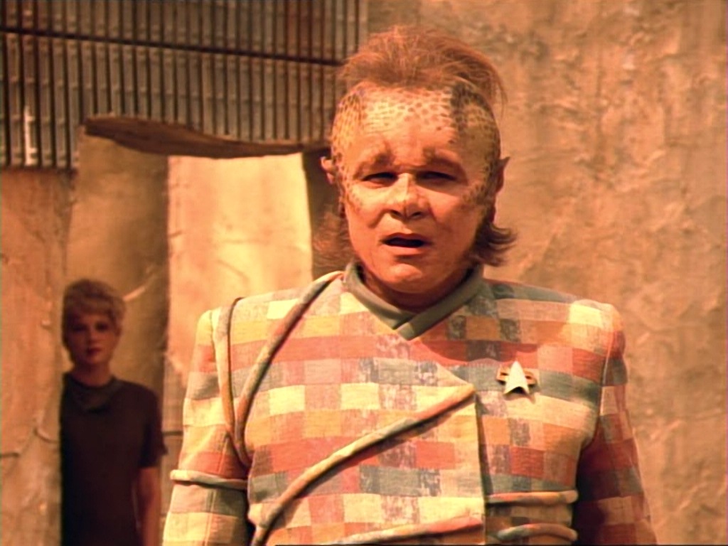 ariane179254_StarTrekVoyager_1x01_1x02-Caretaker_4684.jpg