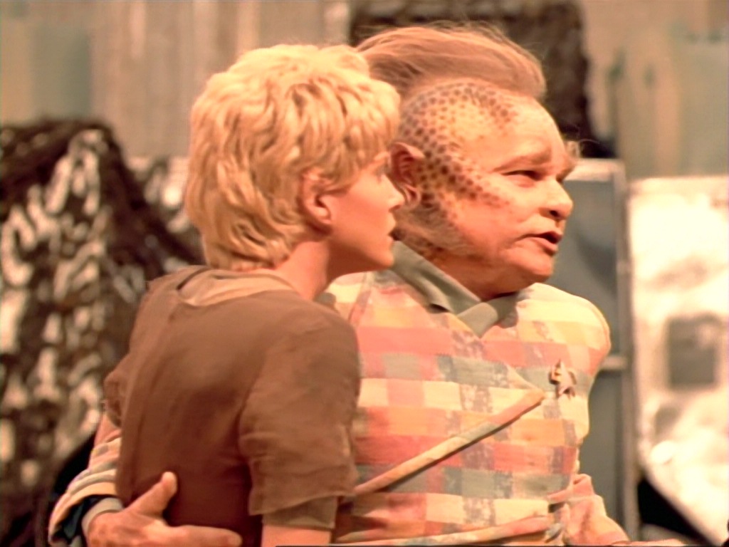 ariane179254_StarTrekVoyager_1x01_1x02-Caretaker_4766.jpg