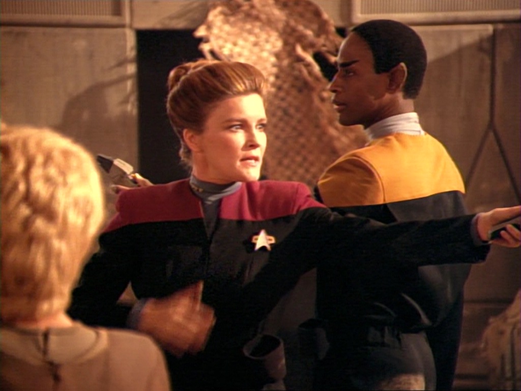 ariane179254_StarTrekVoyager_1x01_1x02-Caretaker_4768.jpg