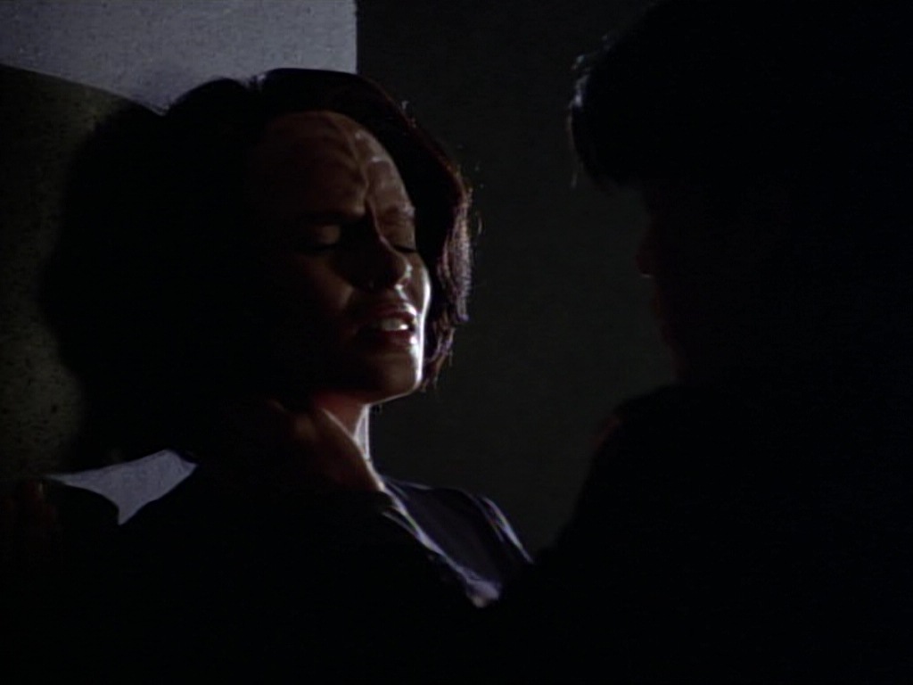 ariane179254_StarTrekVoyager_1x01_1x02-Caretaker_4824.jpg