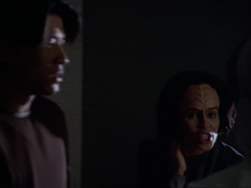 ariane179254_StarTrekVoyager_1x01_1x02-Caretaker_4854.jpg