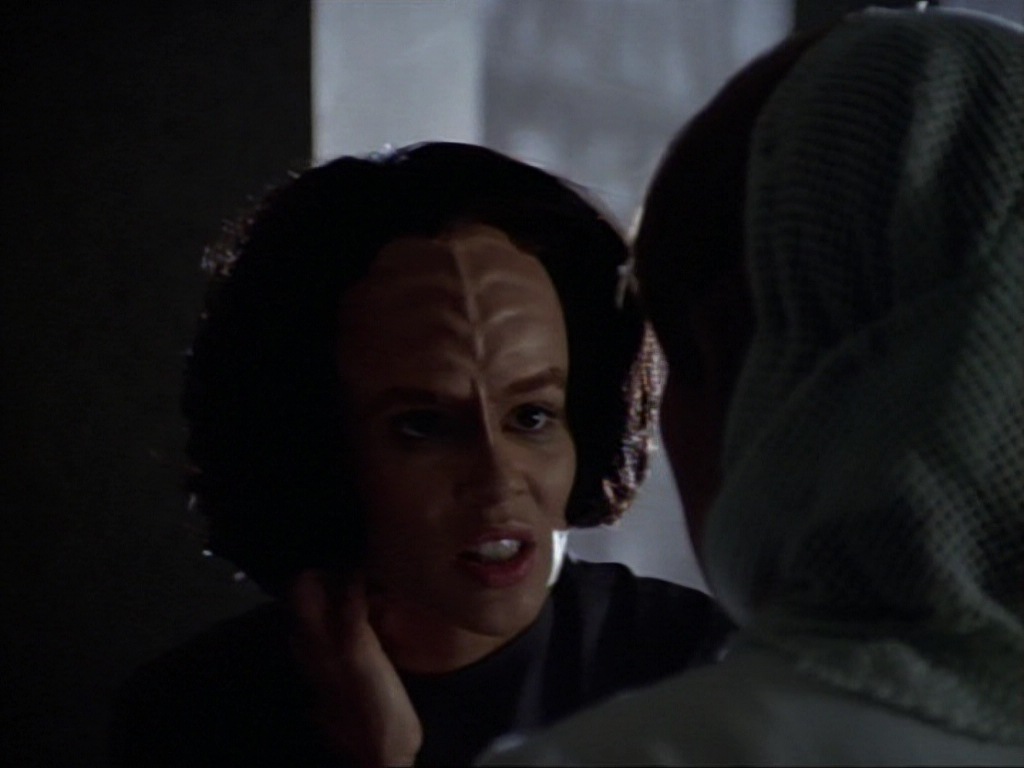 ariane179254_StarTrekVoyager_1x01_1x02-Caretaker_4858.jpg
