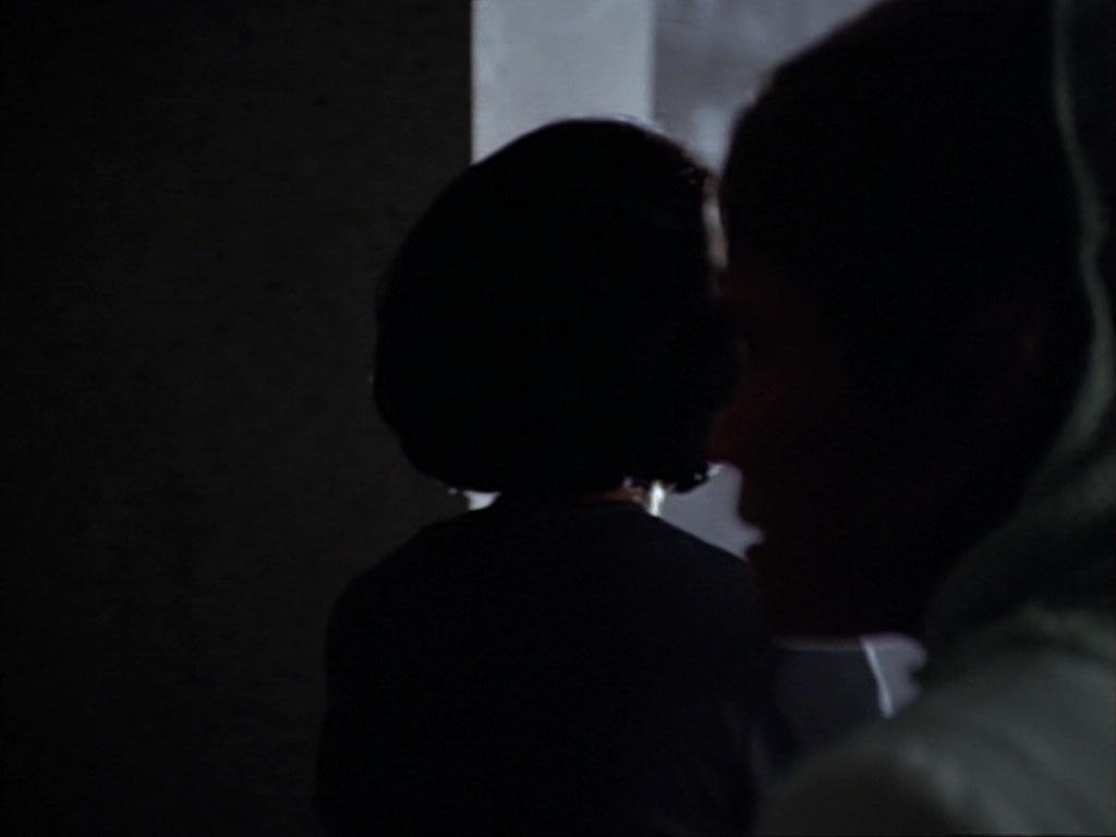 ariane179254_StarTrekVoyager_1x01_1x02-Caretaker_4886.jpg