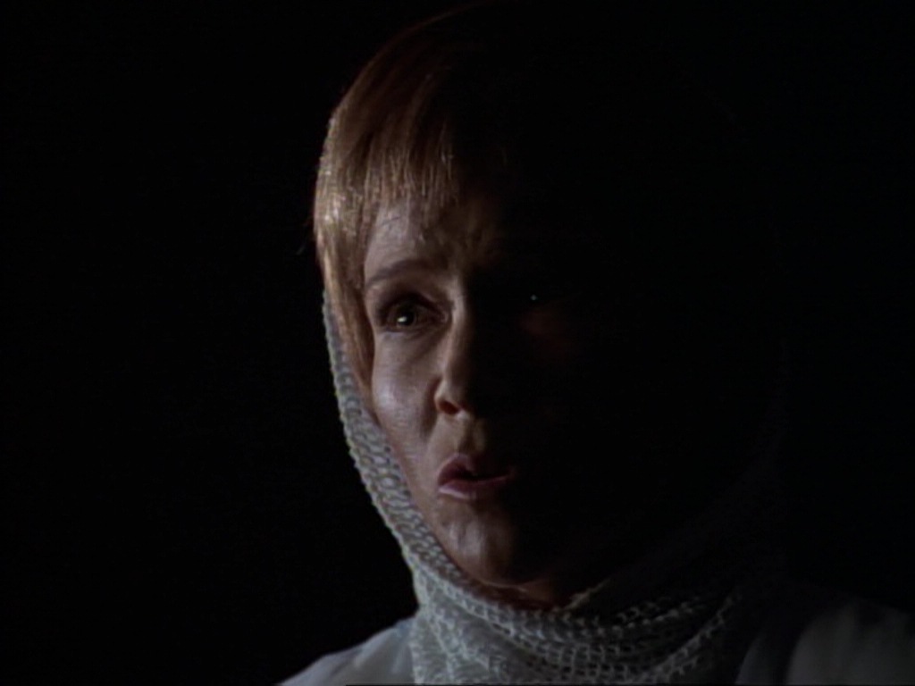 ariane179254_StarTrekVoyager_1x01_1x02-Caretaker_4924.jpg