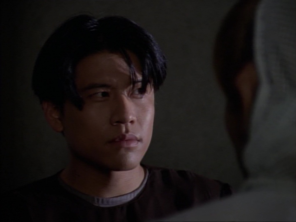 ariane179254_StarTrekVoyager_1x01_1x02-Caretaker_4950.jpg