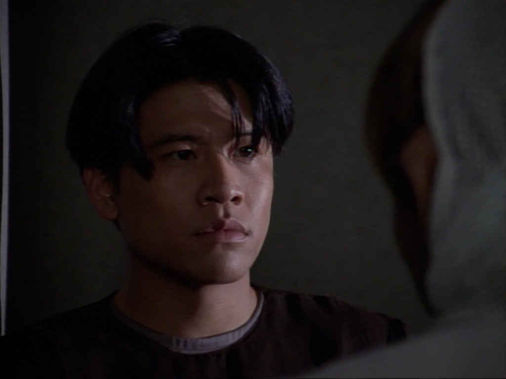 ariane179254_StarTrekVoyager_1x01_1x02-Caretaker_4966.jpg