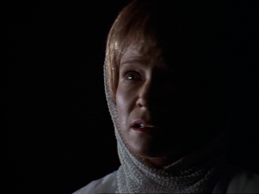 ariane179254_StarTrekVoyager_1x01_1x02-Caretaker_4971.jpg