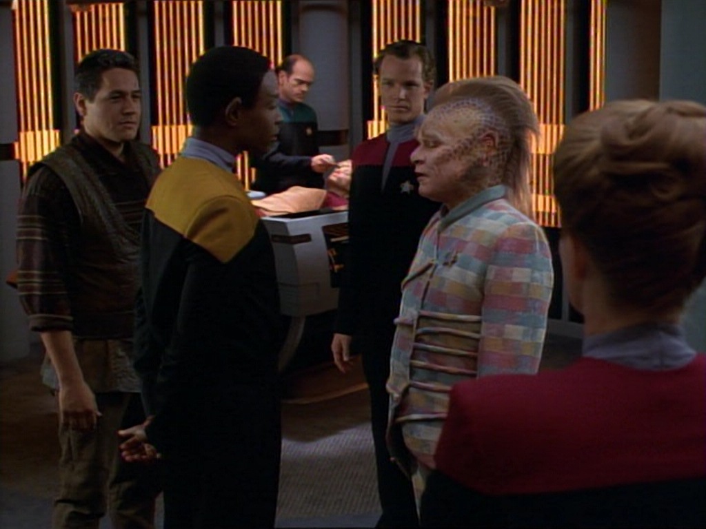 ariane179254_StarTrekVoyager_1x01_1x02-Caretaker_4991.jpg