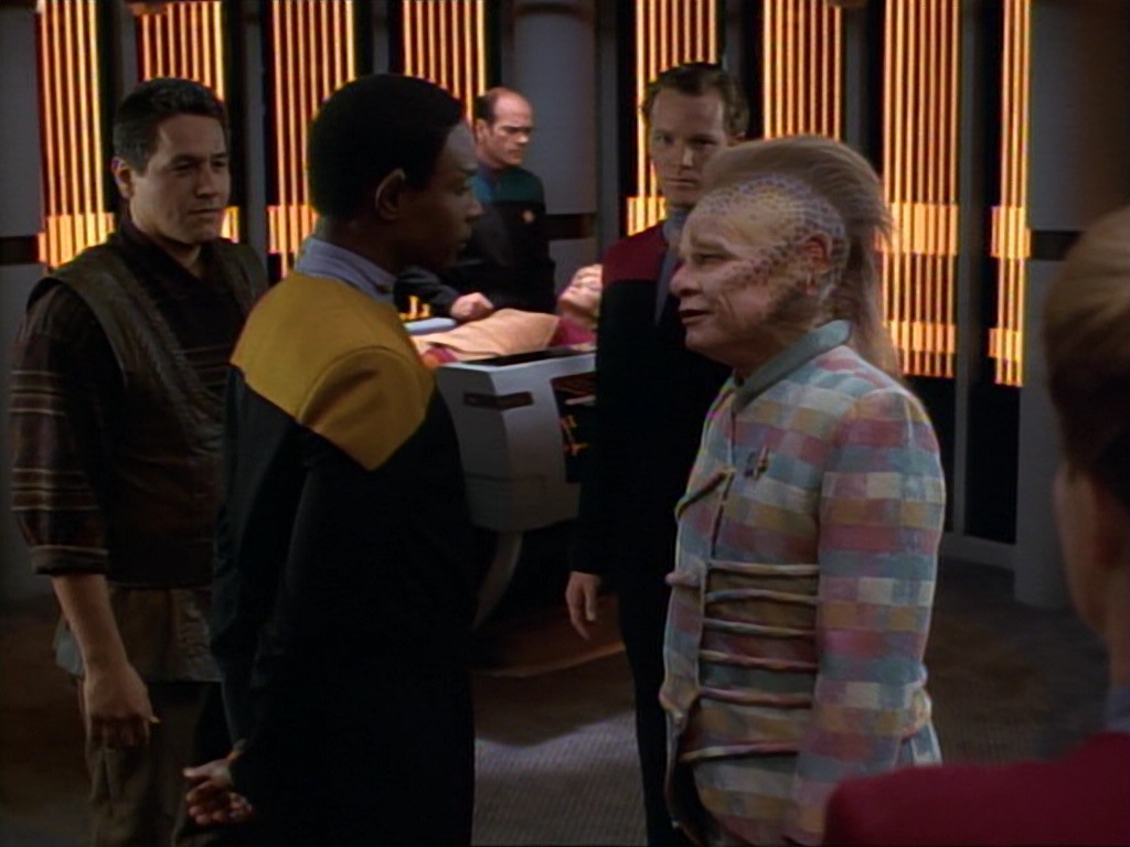 ariane179254_StarTrekVoyager_1x01_1x02-Caretaker_4994.jpg