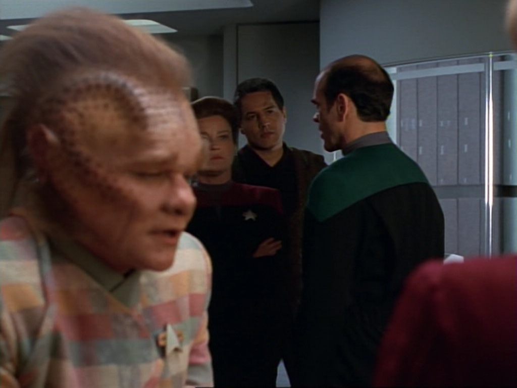 ariane179254_StarTrekVoyager_1x01_1x02-Caretaker_5005.jpg