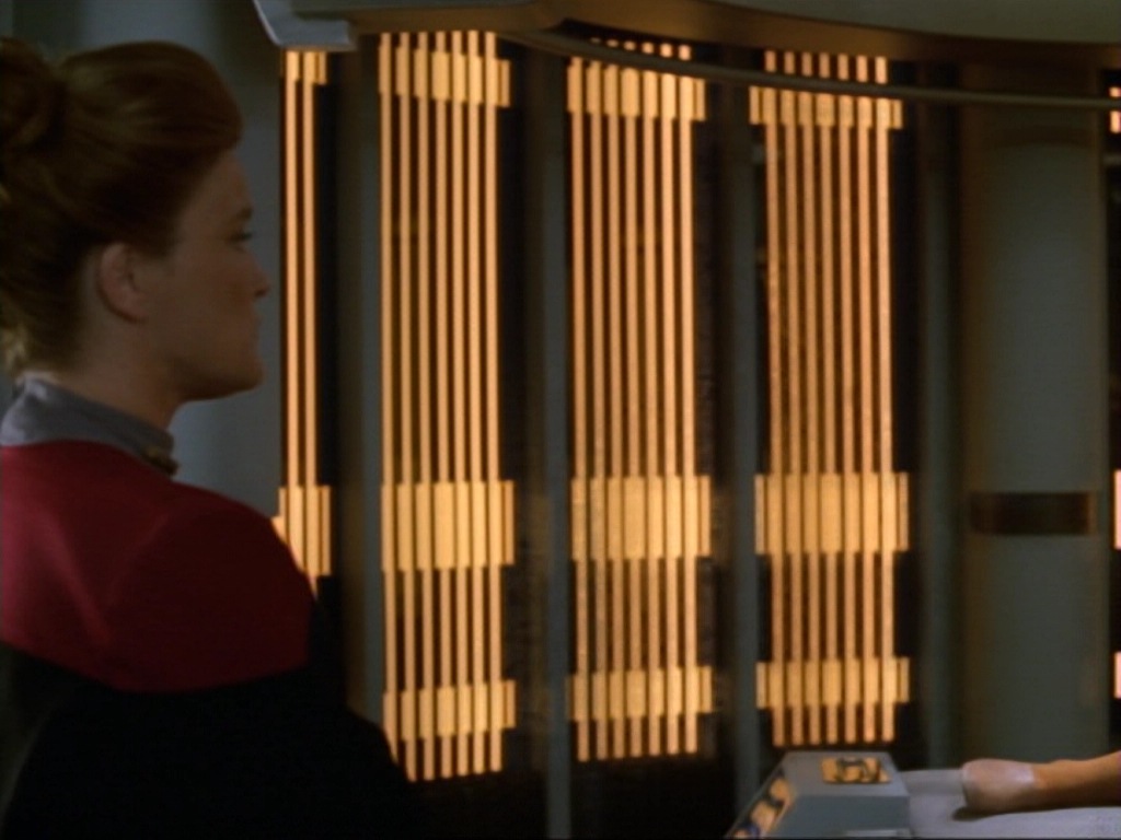 ariane179254_StarTrekVoyager_1x01_1x02-Caretaker_5016.jpg