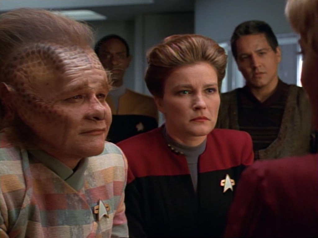 ariane179254_StarTrekVoyager_1x01_1x02-Caretaker_5024.jpg