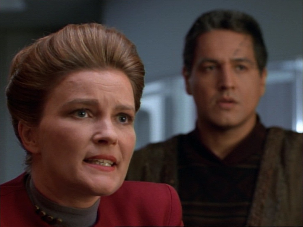 ariane179254_StarTrekVoyager_1x01_1x02-Caretaker_5033.jpg