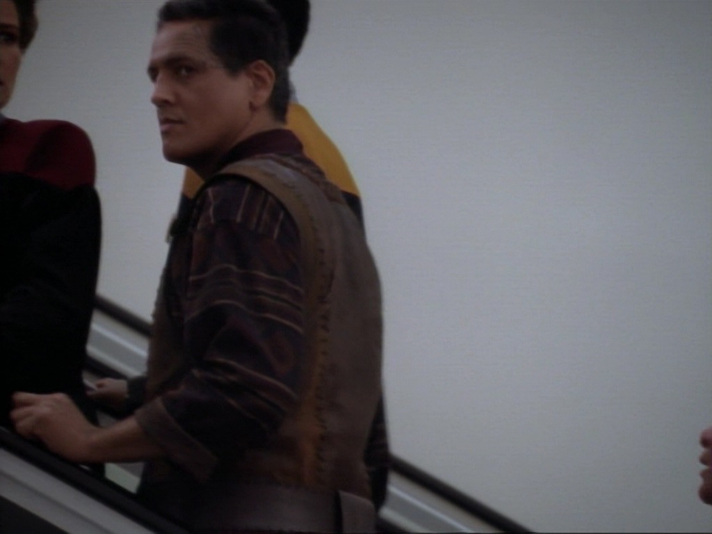 ariane179254_StarTrekVoyager_1x01_1x02-Caretaker_5446.jpg