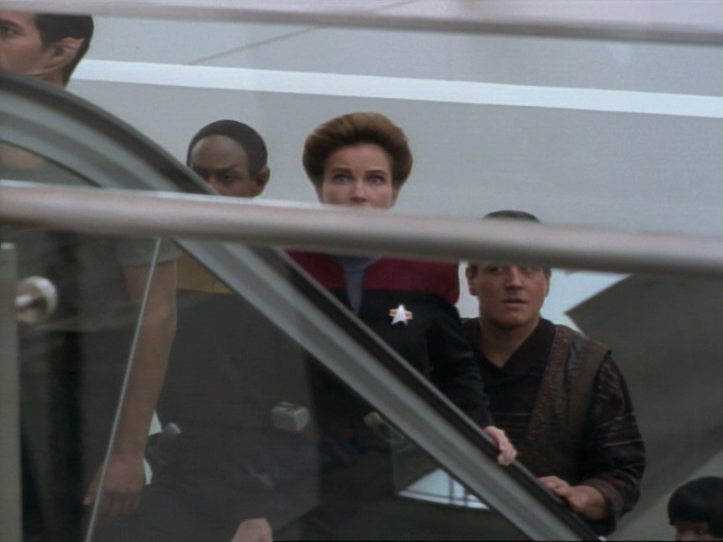 ariane179254_StarTrekVoyager_1x01_1x02-Caretaker_5455.jpg