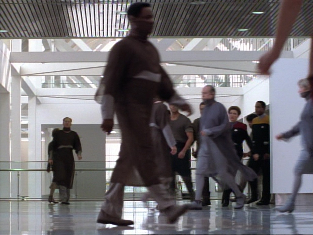 ariane179254_StarTrekVoyager_1x01_1x02-Caretaker_5471.jpg