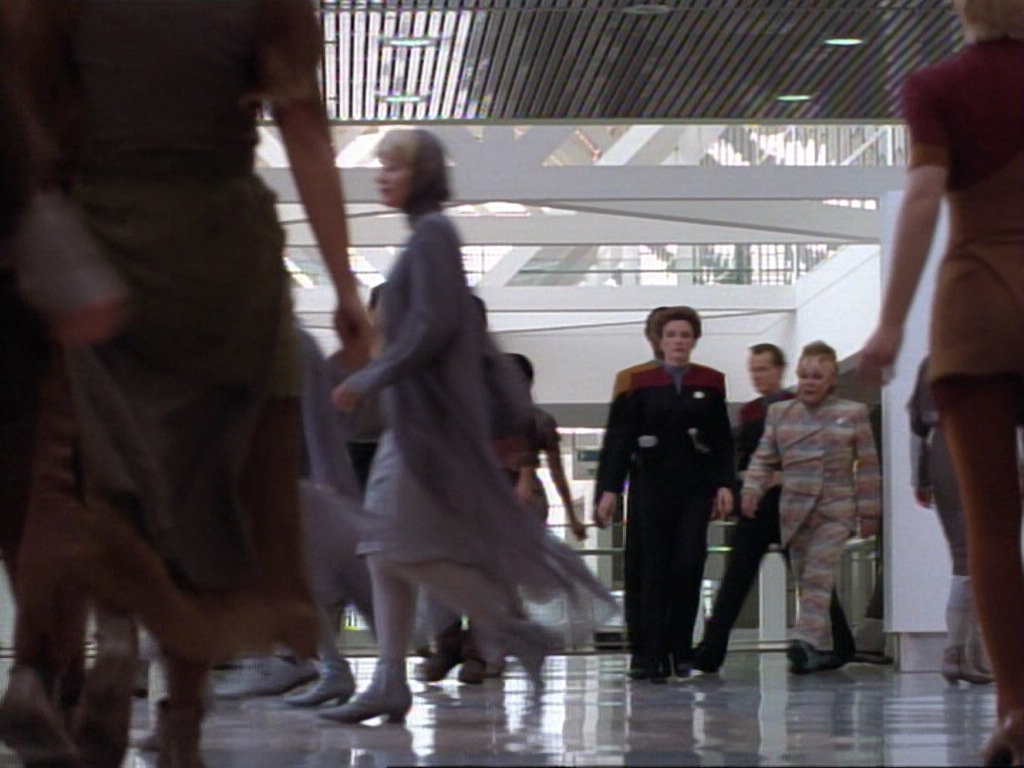 ariane179254_StarTrekVoyager_1x01_1x02-Caretaker_5473.jpg