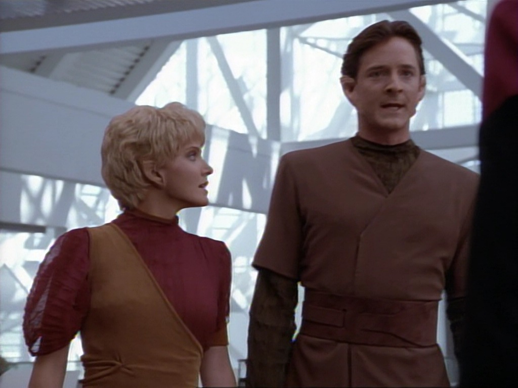 ariane179254_StarTrekVoyager_1x01_1x02-Caretaker_5478.jpg