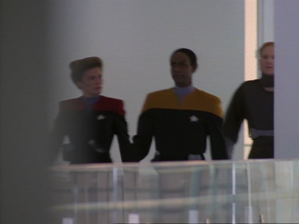 ariane179254_StarTrekVoyager_1x01_1x02-Caretaker_5538.jpg