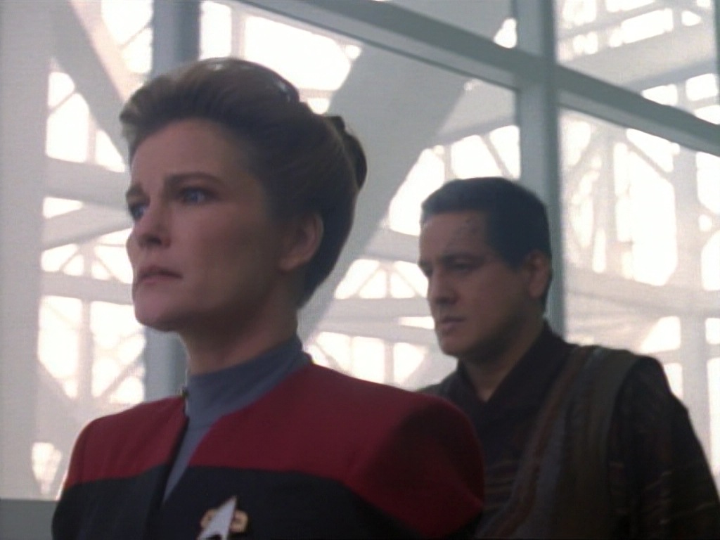 ariane179254_StarTrekVoyager_1x01_1x02-Caretaker_5572.jpg