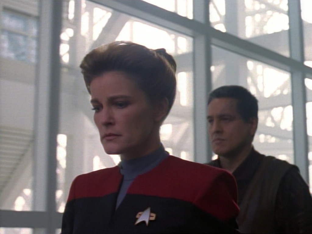 ariane179254_StarTrekVoyager_1x01_1x02-Caretaker_5580.jpg