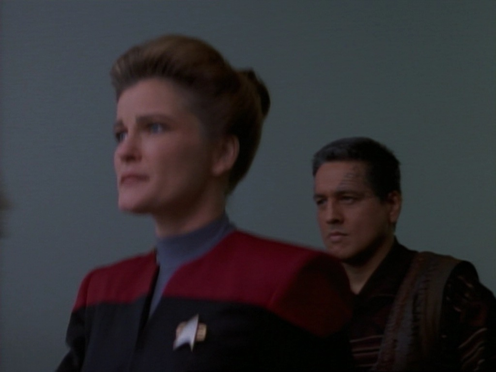 ariane179254_StarTrekVoyager_1x01_1x02-Caretaker_5585.jpg