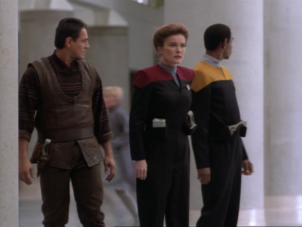 ariane179254_StarTrekVoyager_1x01_1x02-Caretaker_5640.jpg