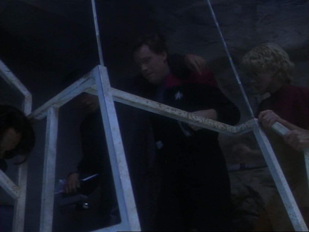 ariane179254_StarTrekVoyager_1x01_1x02-Caretaker_5705.jpg