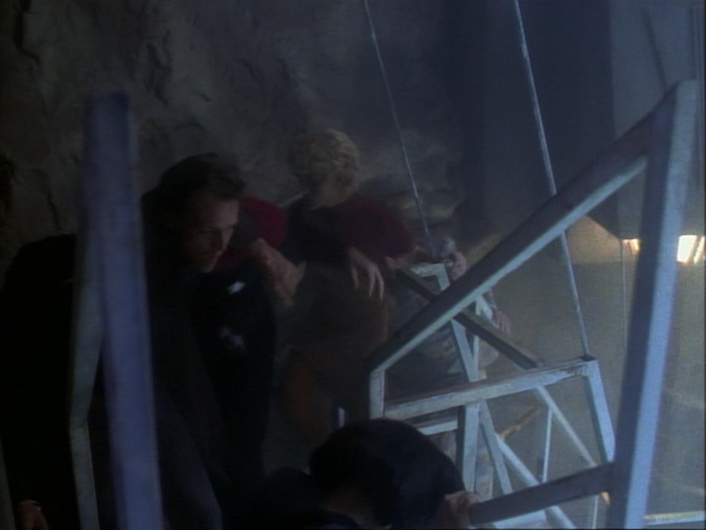 ariane179254_StarTrekVoyager_1x01_1x02-Caretaker_5706.jpg