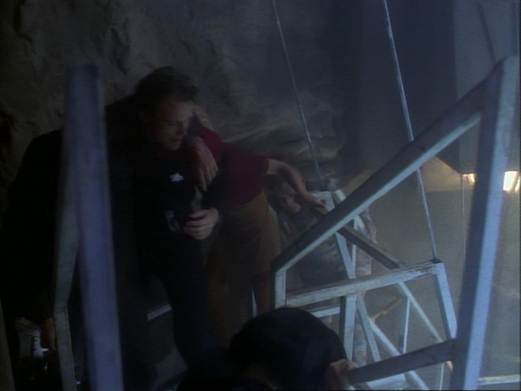 ariane179254_StarTrekVoyager_1x01_1x02-Caretaker_5707.jpg