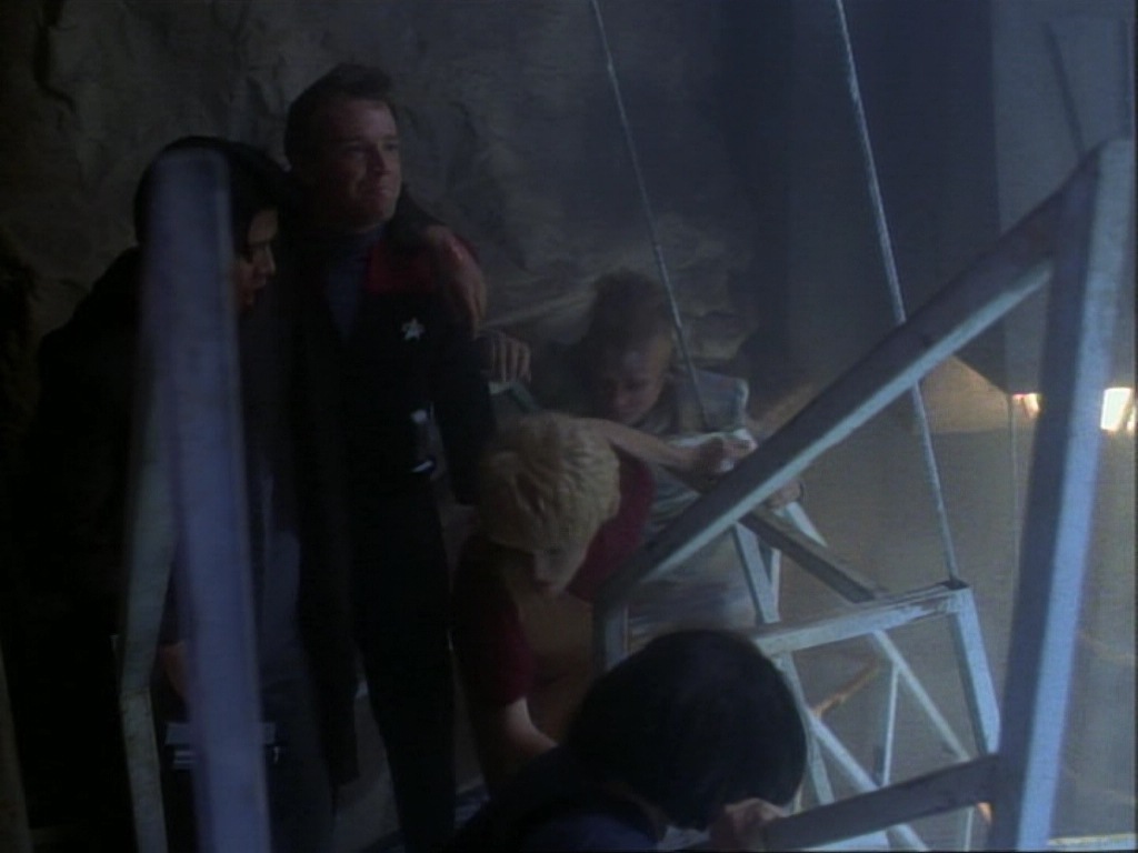 ariane179254_StarTrekVoyager_1x01_1x02-Caretaker_5710.jpg