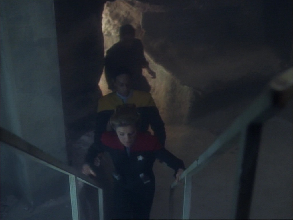 ariane179254_StarTrekVoyager_1x01_1x02-Caretaker_5713.jpg