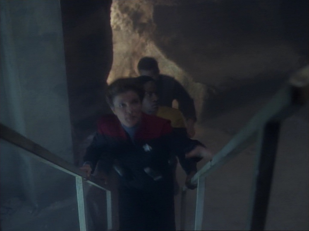 ariane179254_StarTrekVoyager_1x01_1x02-Caretaker_5714.jpg