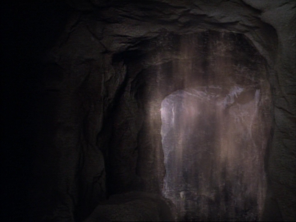 ariane179254_StarTrekVoyager_1x01_1x02-Caretaker_5735.jpg