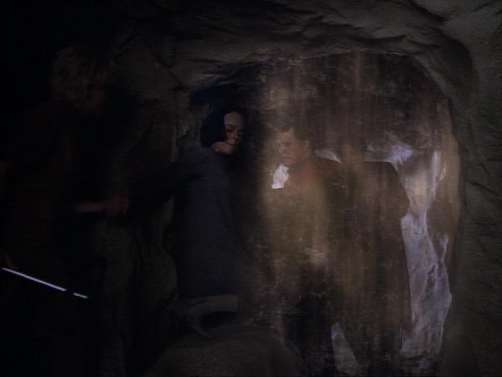 ariane179254_StarTrekVoyager_1x01_1x02-Caretaker_5760.jpg