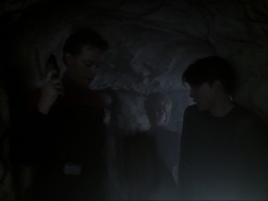 ariane179254_StarTrekVoyager_1x01_1x02-Caretaker_5800.jpg