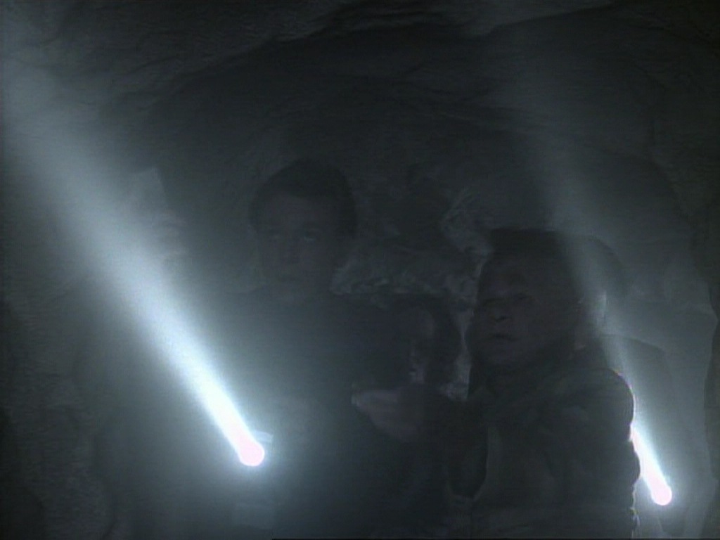 ariane179254_StarTrekVoyager_1x01_1x02-Caretaker_5804.jpg