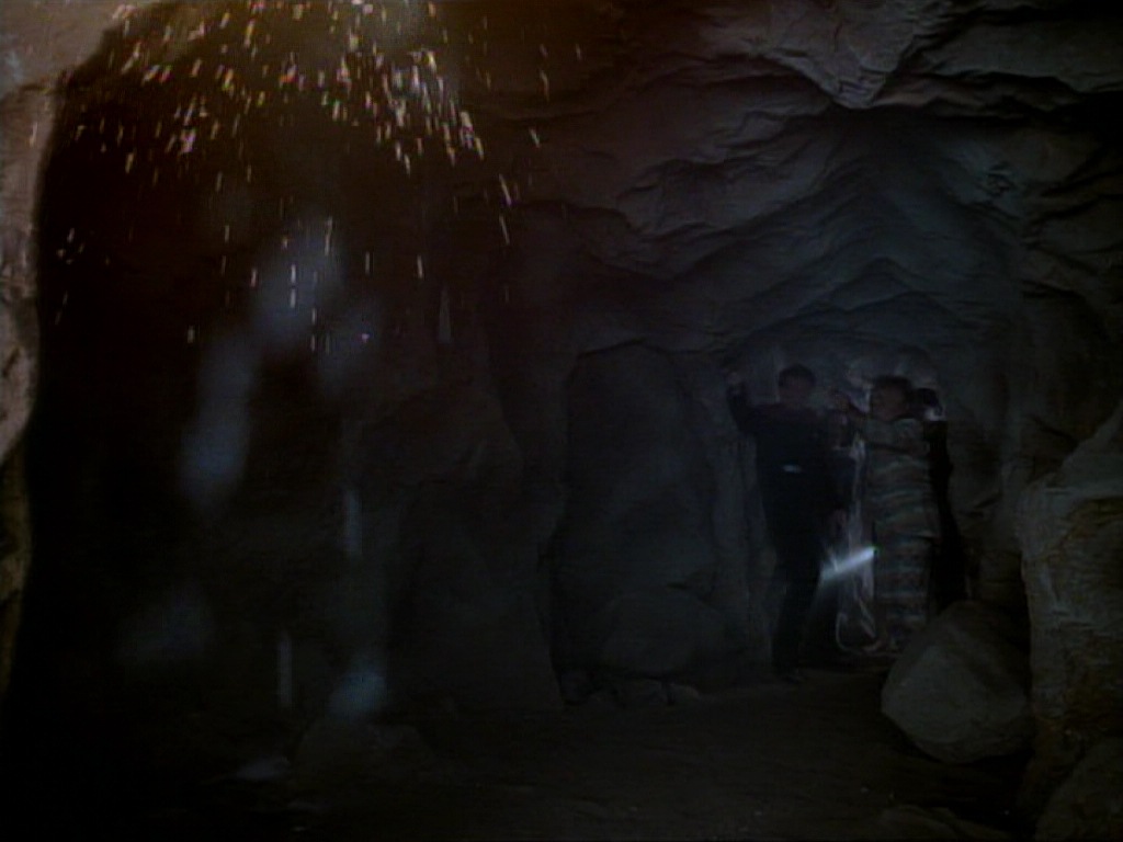 ariane179254_StarTrekVoyager_1x01_1x02-Caretaker_5808.jpg