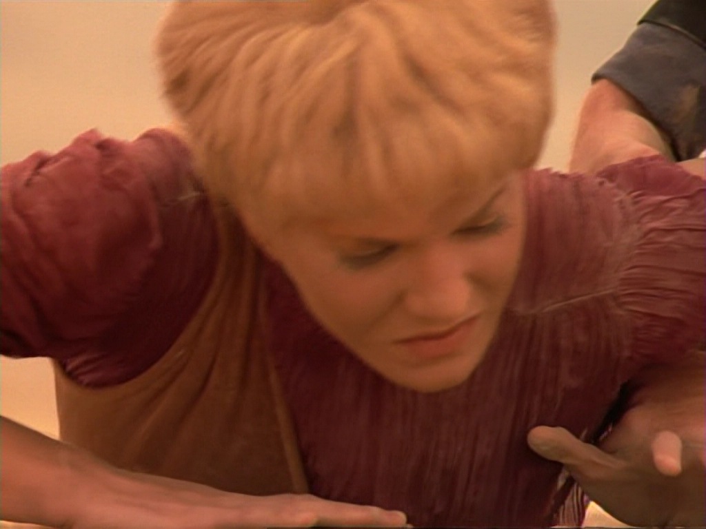 ariane179254_StarTrekVoyager_1x01_1x02-Caretaker_5866.jpg