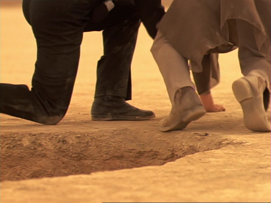 ariane179254_StarTrekVoyager_1x01_1x02-Caretaker_5878.jpg