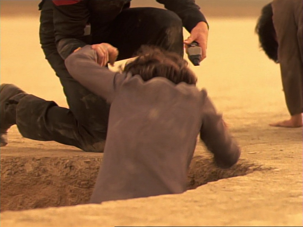 ariane179254_StarTrekVoyager_1x01_1x02-Caretaker_5882.jpg