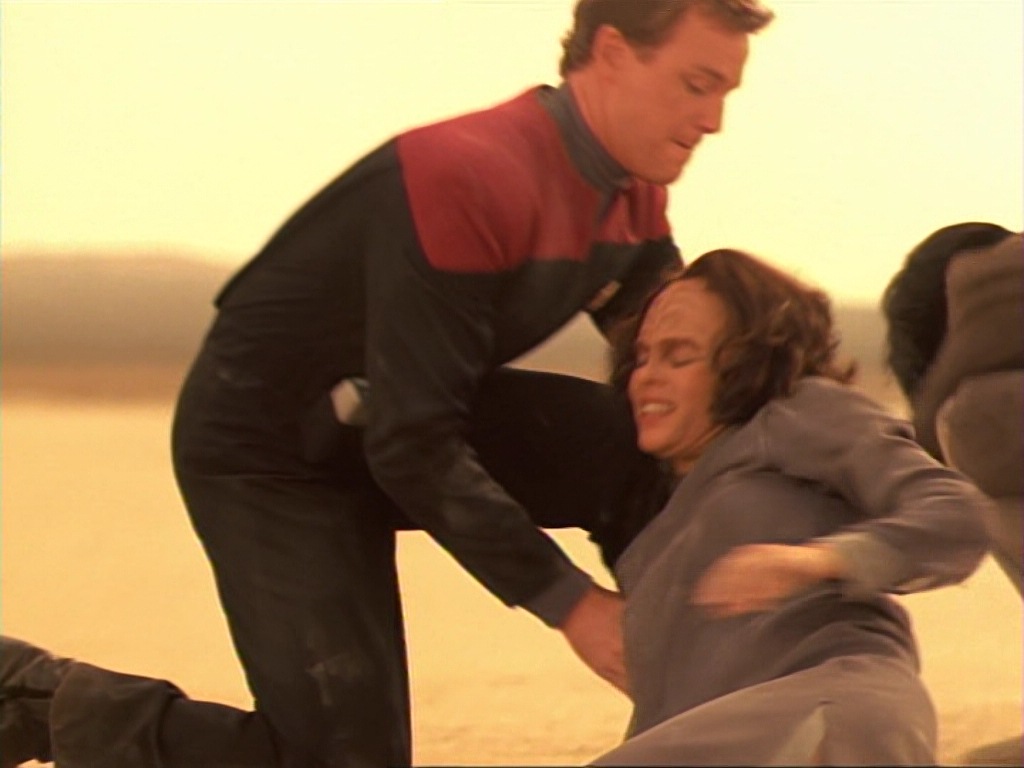 ariane179254_StarTrekVoyager_1x01_1x02-Caretaker_5884.jpg