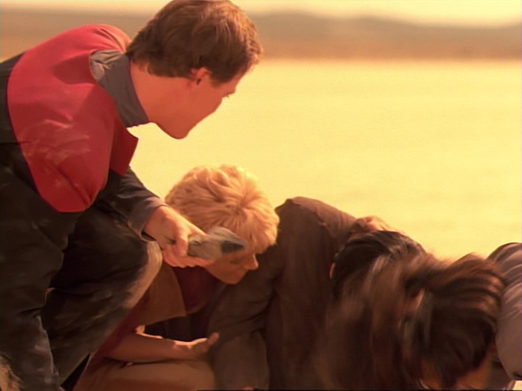ariane179254_StarTrekVoyager_1x01_1x02-Caretaker_5927.jpg