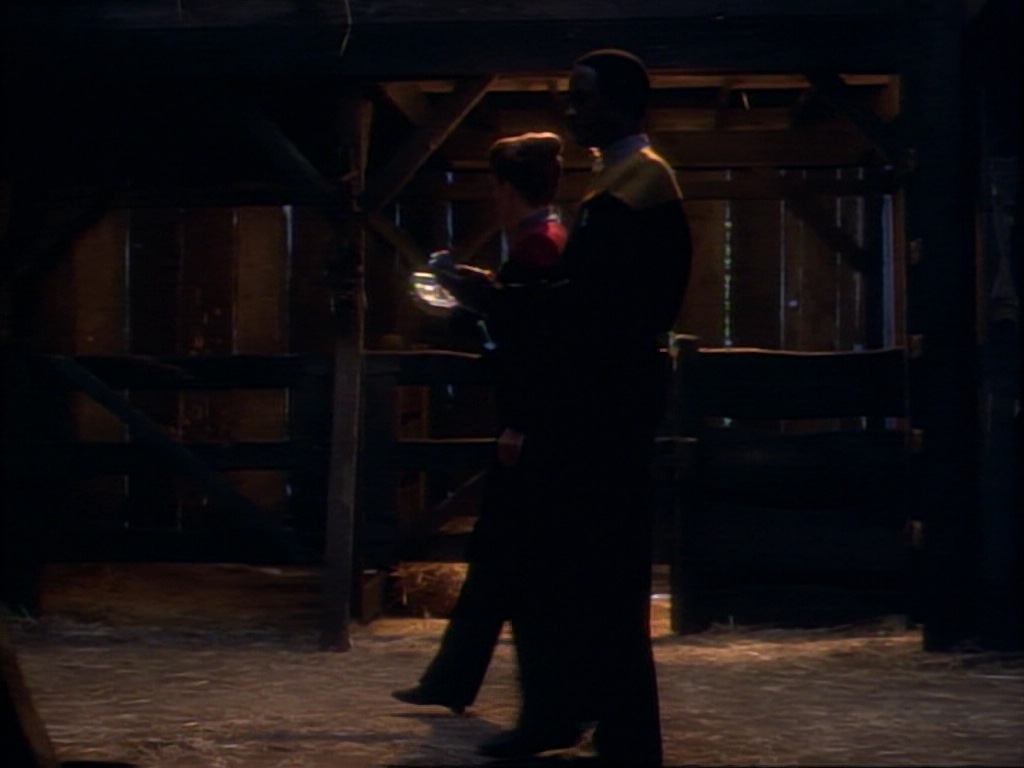 ariane179254_StarTrekVoyager_1x01_1x02-Caretaker_6321.jpg