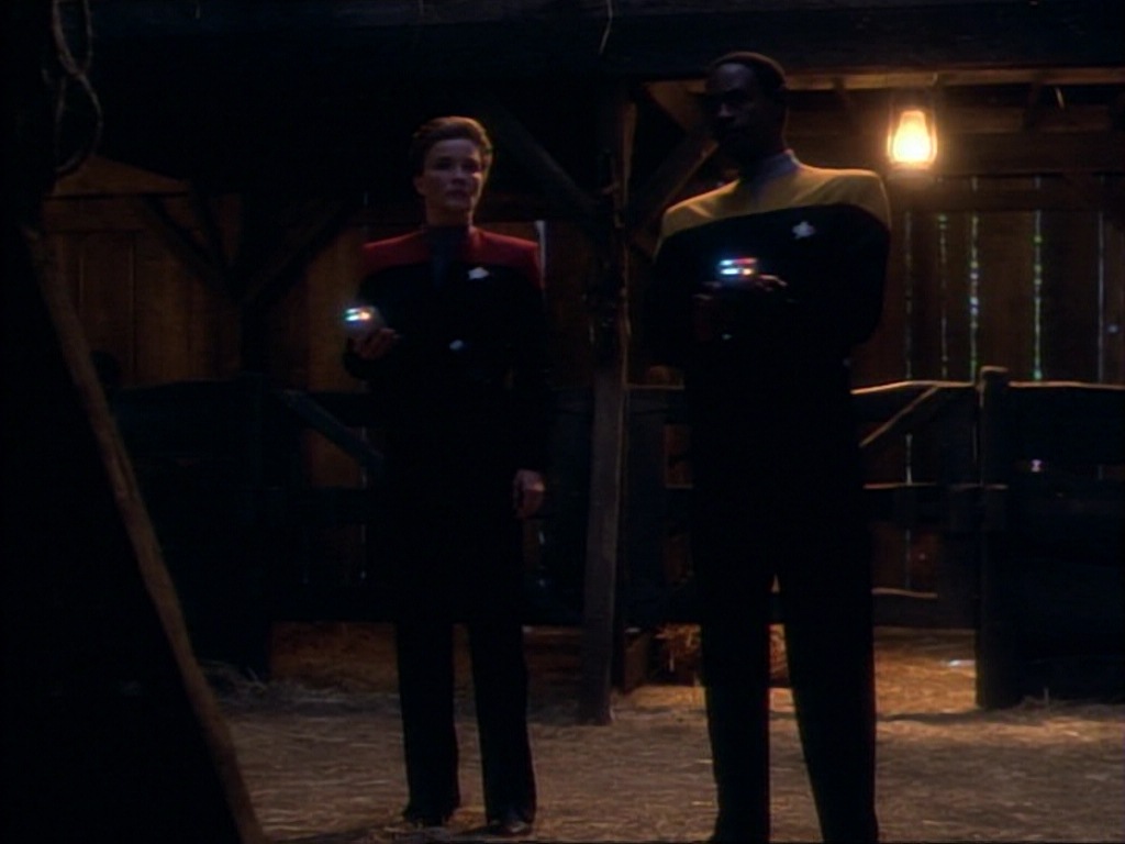 ariane179254_StarTrekVoyager_1x01_1x02-Caretaker_6328.jpg