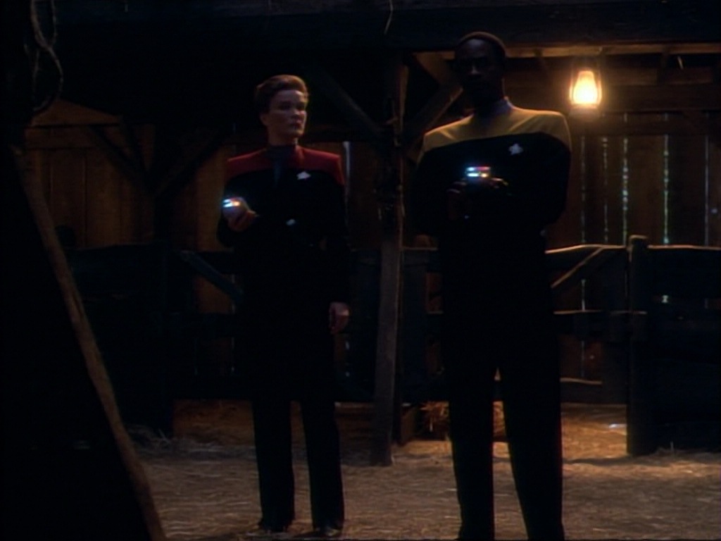 ariane179254_StarTrekVoyager_1x01_1x02-Caretaker_6329.jpg