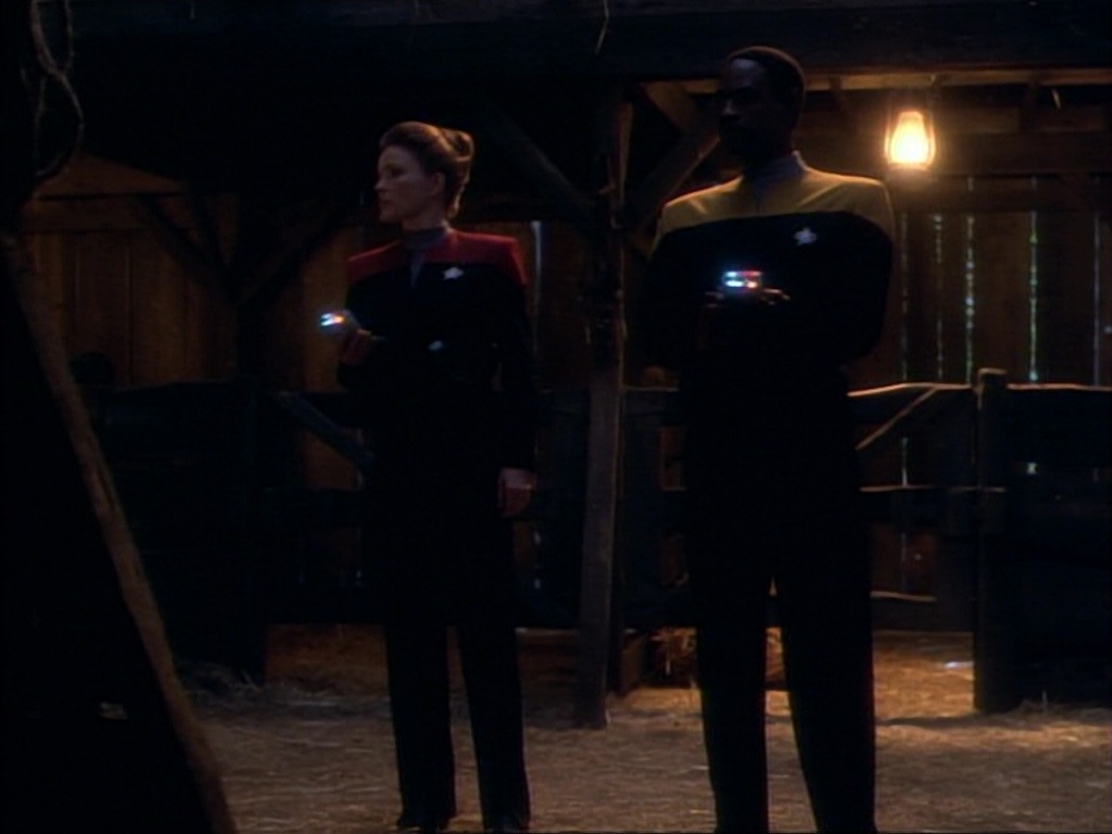 ariane179254_StarTrekVoyager_1x01_1x02-Caretaker_6332.jpg